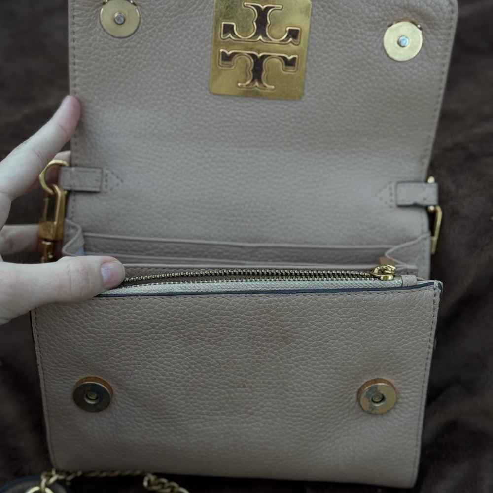 Tory Burch Light Gray Leather Bag with Gold Chain - Picture 3 of 5